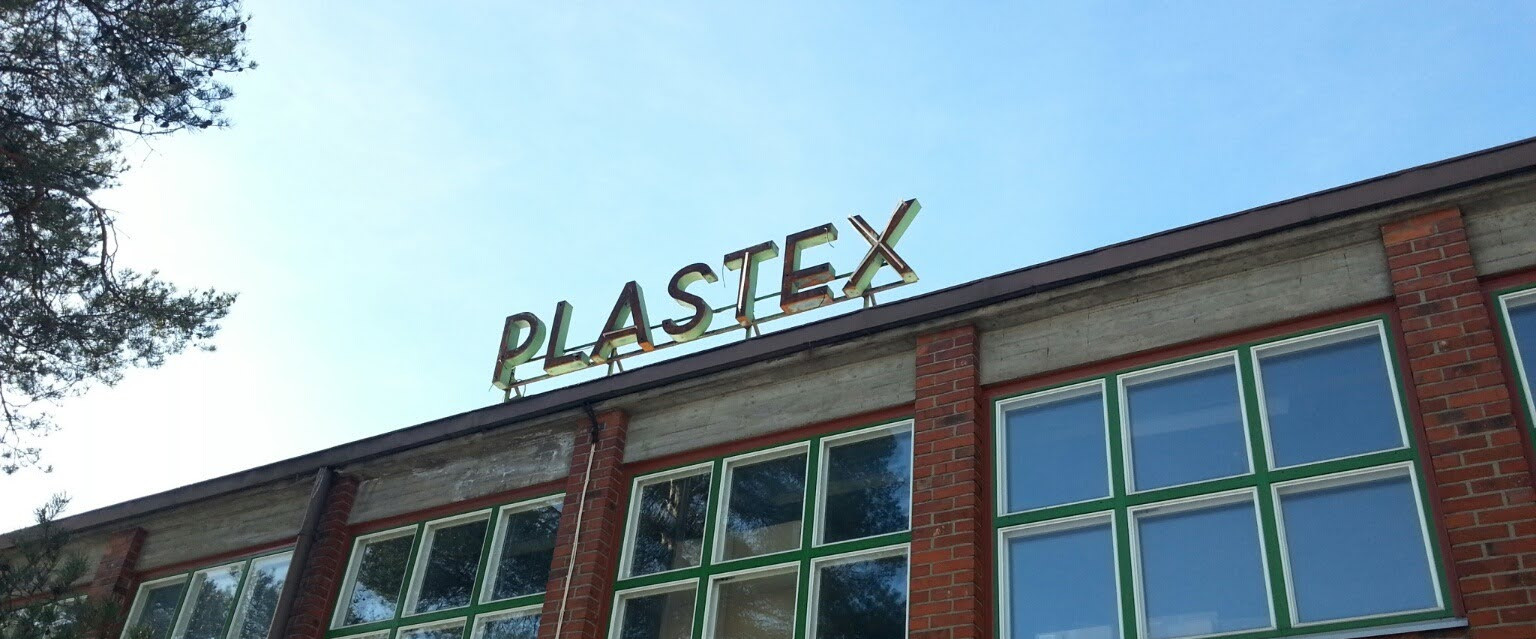 Plastex-tehtaan kyltti